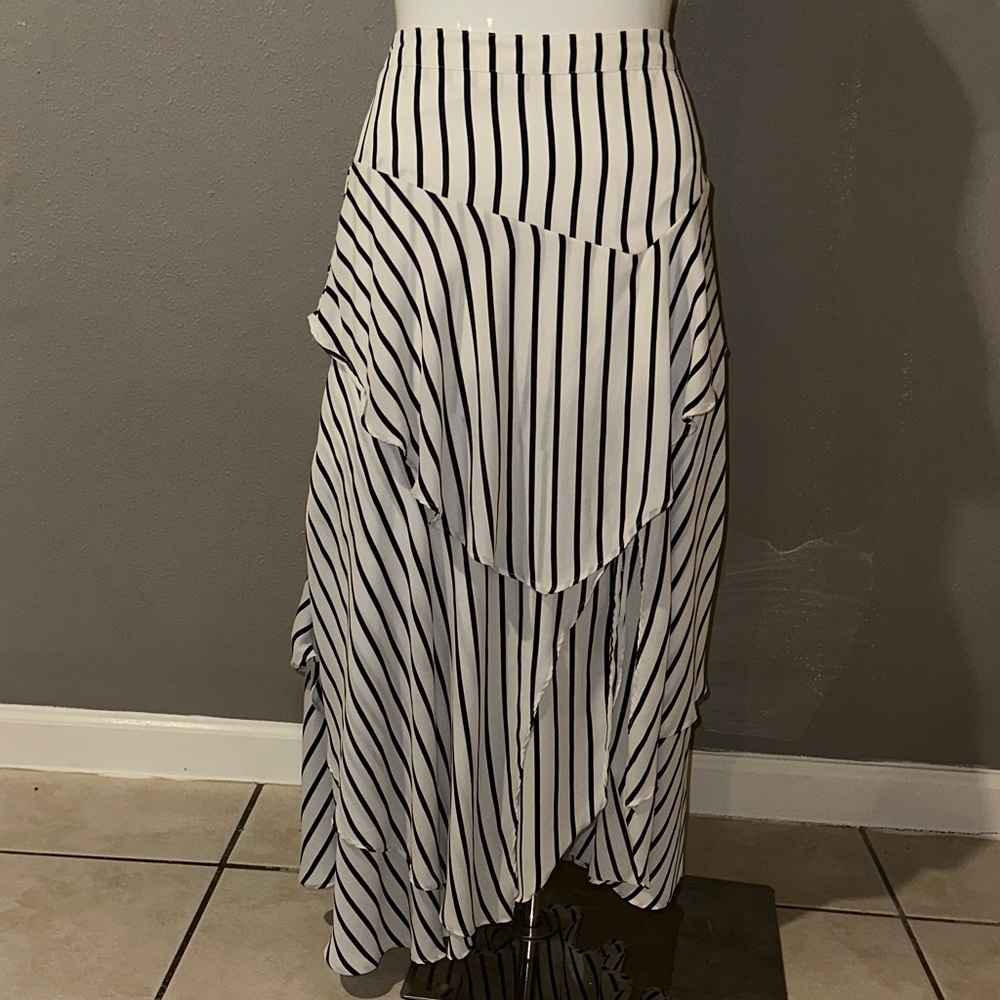 Chic Asymmetrical Black and White Striped Skirt